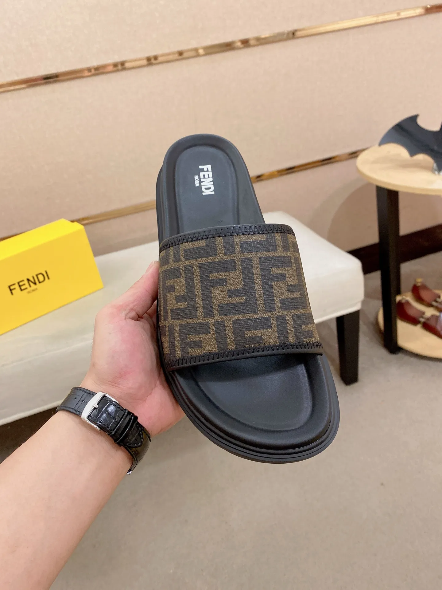 Factory price: 320💰 [Fendi Slippers] High-end brand of men's shoes, official website 1:1 latest masterpiece: original mold customization, the fabric is made of imported original materials, upgraded outsole, lighter and non-slip. The market's top quality, simple yet tasteful, a must-have for fashionistas, fashionable at your feet, full of confidence, the same style at the counter 👍The season of summer slippers is here. Code: 38-44 (45 is custom-made and cannot be returned or exchanged)